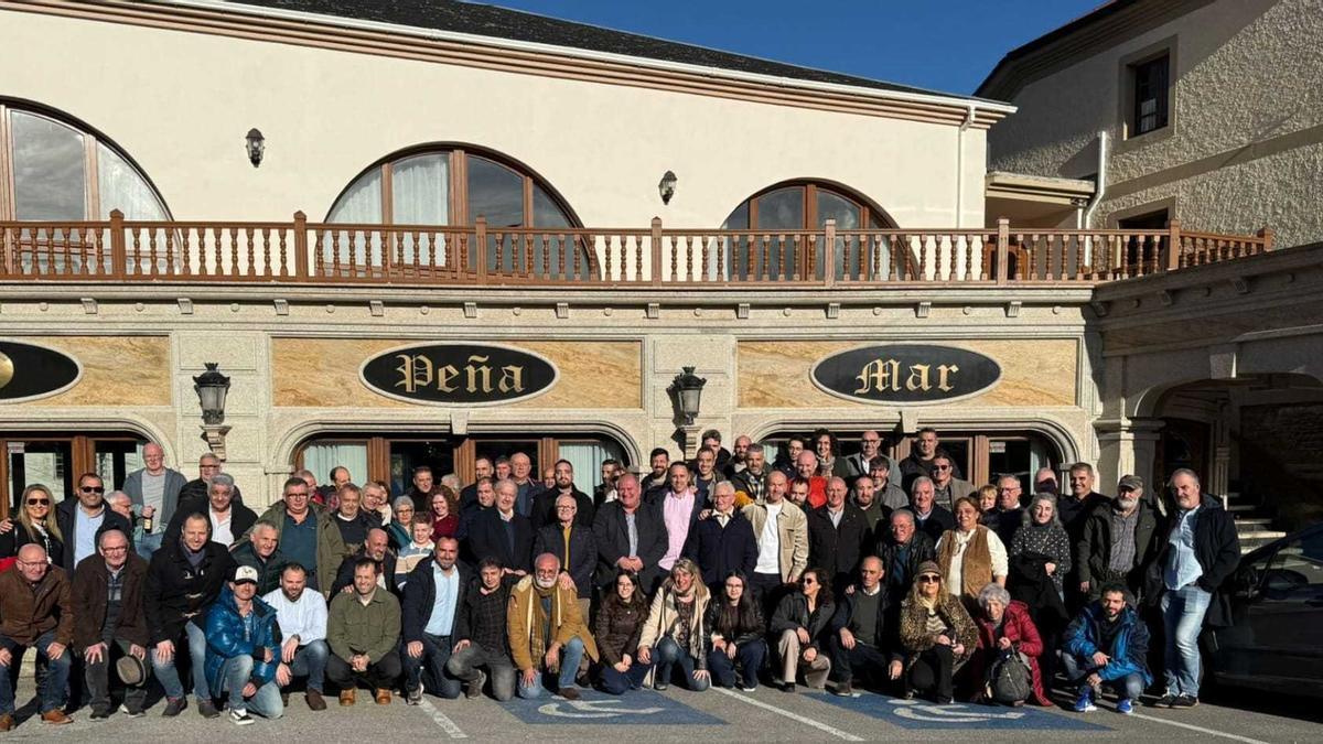 Foto de familia de los asistentes al homenaje.