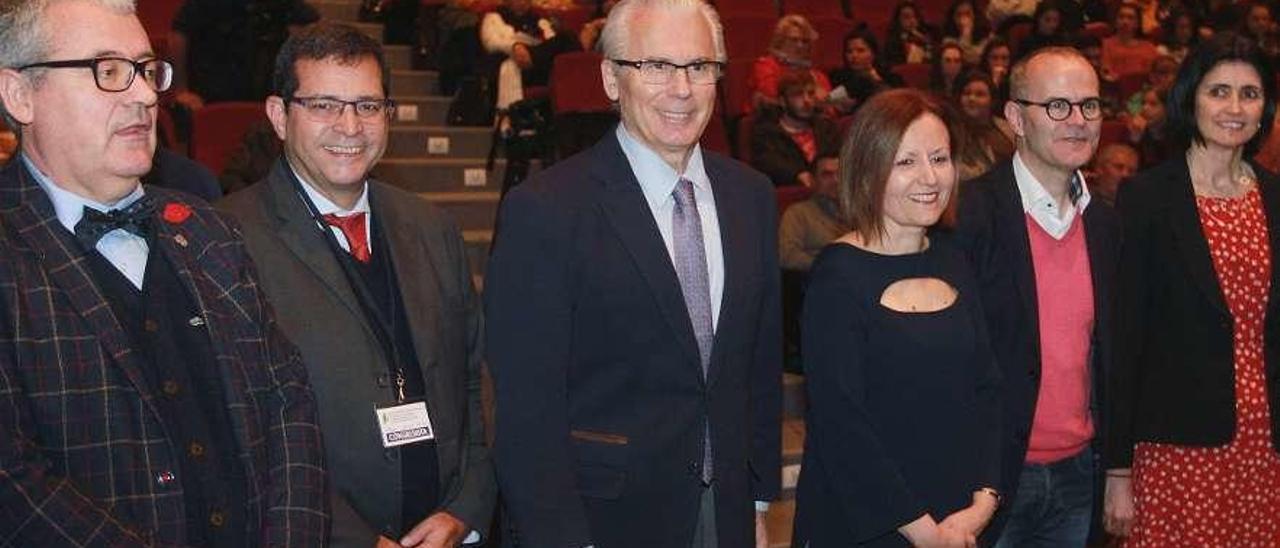 Guillermo Suárez, director del Congreso Euroamericano, con Edson Alvisi, colaborador, Baltasar Garzón, Mar García, Jesús Vázquez, ayer en Ourense. // Iñaki Osorio