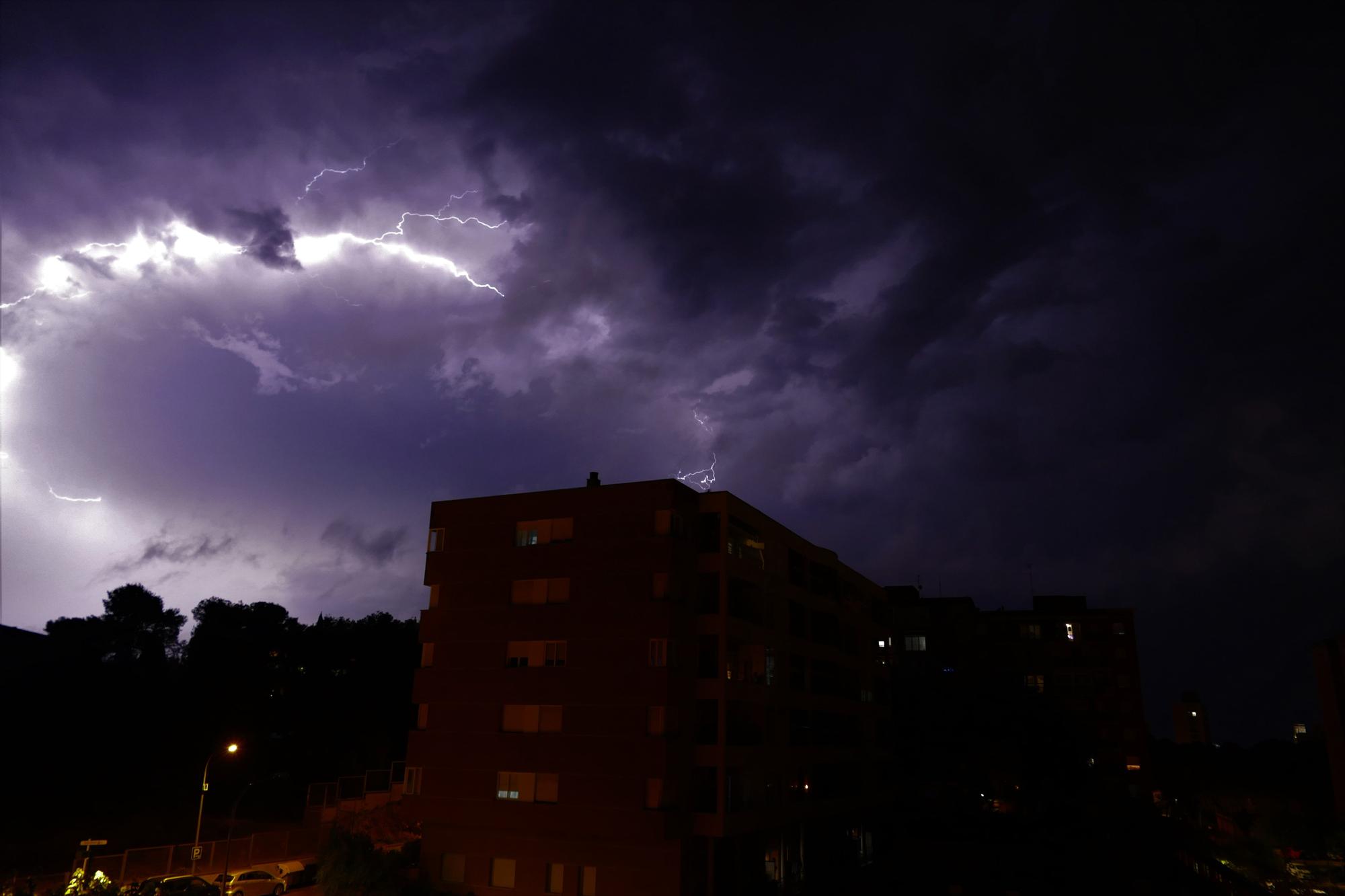 Nit de llamps i trons a Figueres