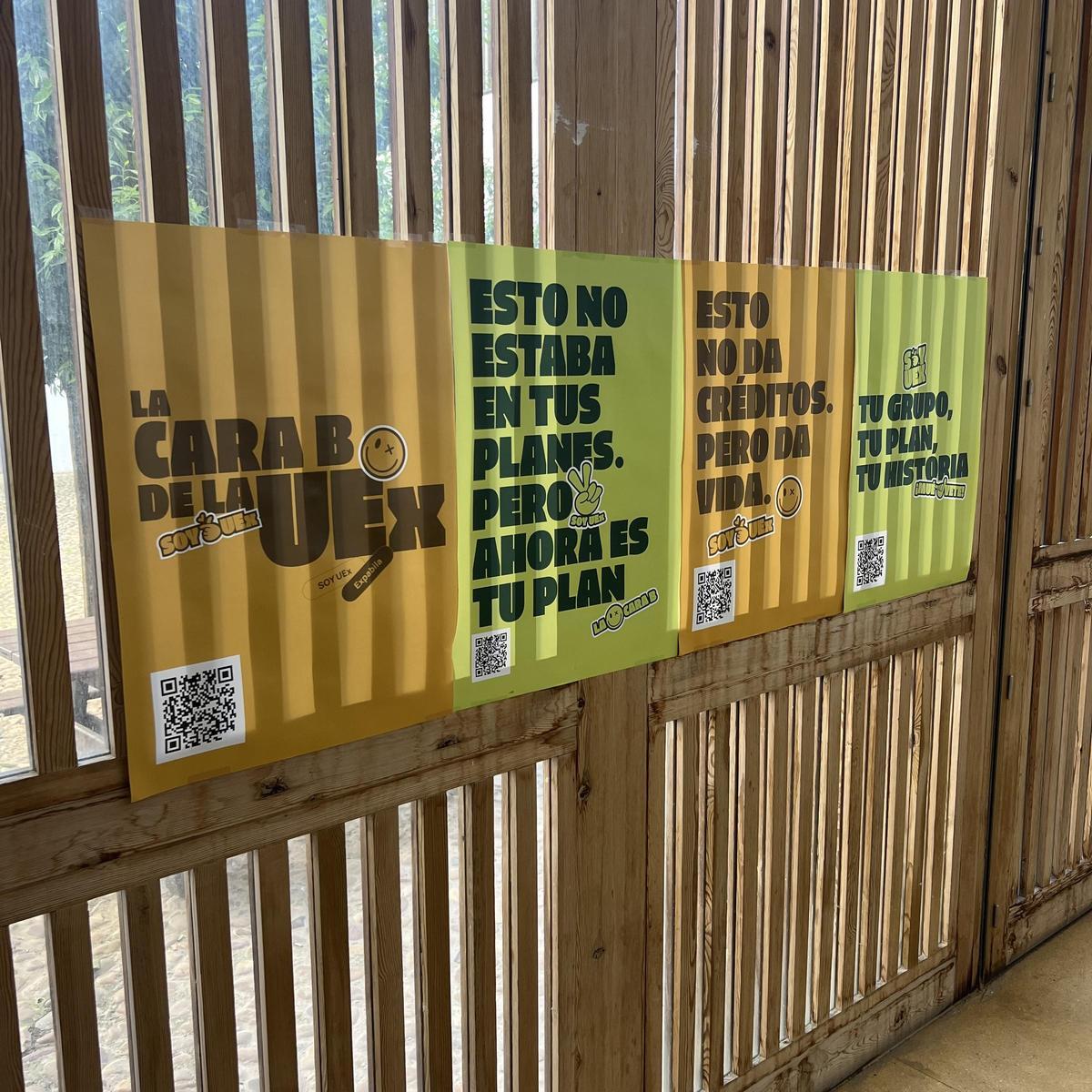 Carteles de 'La Cara B de la UEx' en la Facultad de Ciencias de la Documentación y la Comunicación