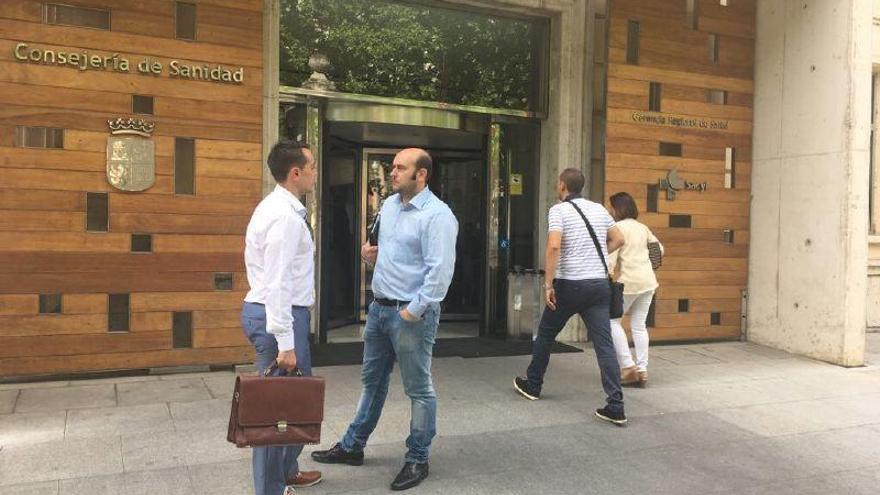 El alcalde de Benavente, a la puerta del edificio de la Junta de Castilla y León.