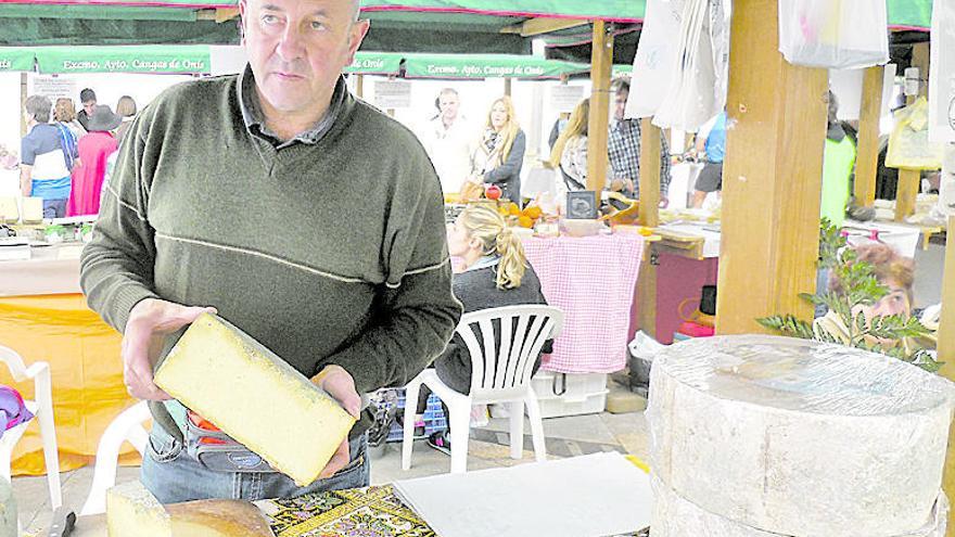 Cándido Asprón, ayer, con gamonéu del puerto, en Cangas de Onís.