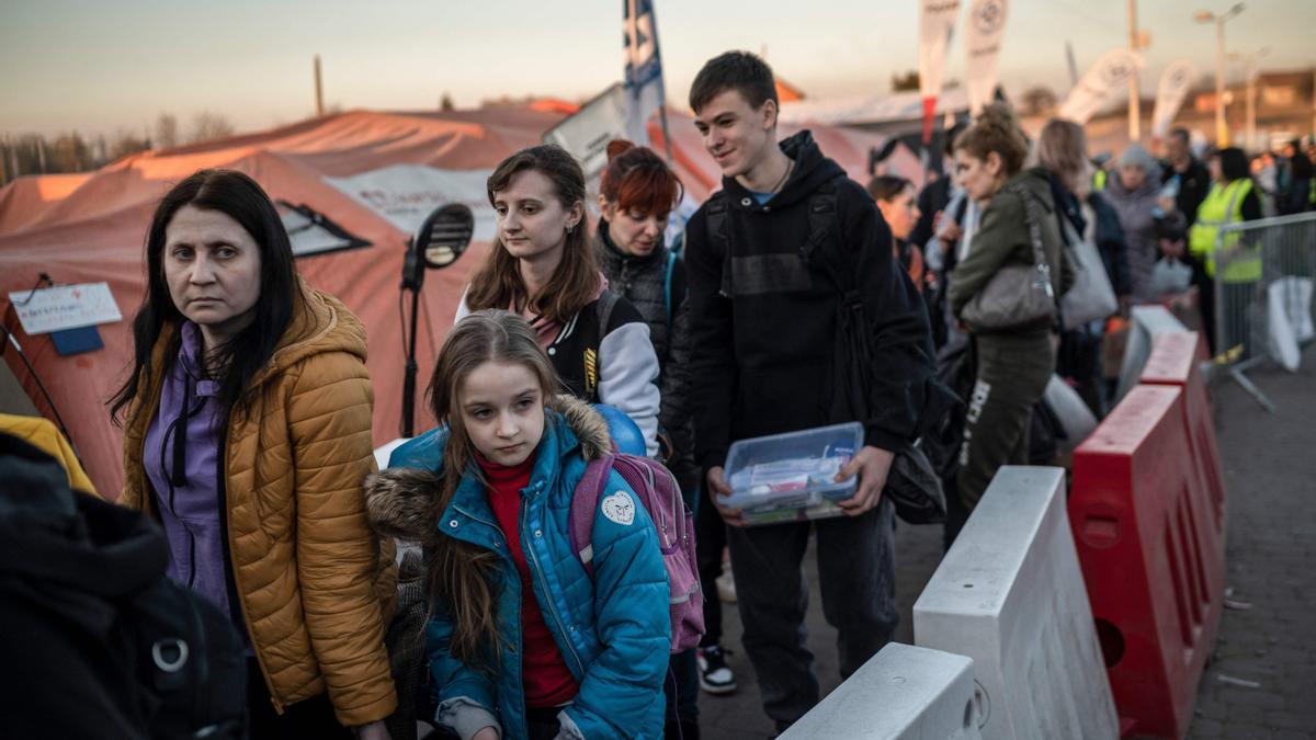 Refugiados ucranianos hacen cola en Medika, tras cruzar la frontera con Polonia.