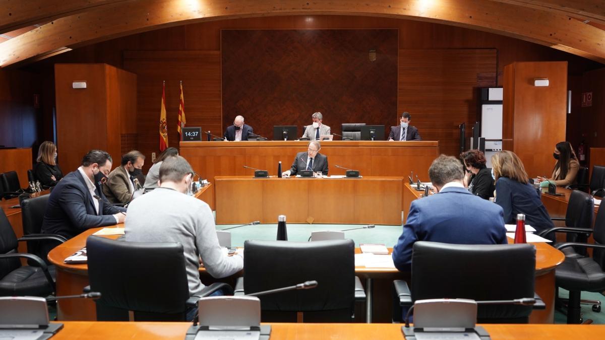 Carlos Pérez Anadón ante la comisión de Hacienda de las Cortes de Aragón, este lunes.