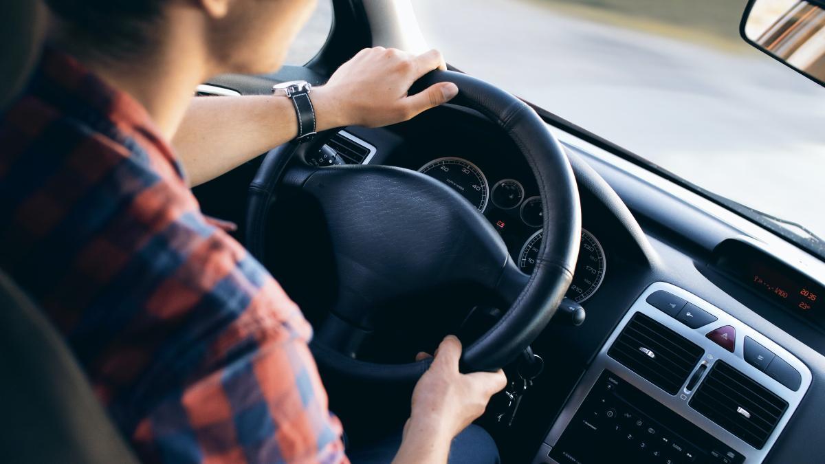 Comerte las uñas mientras conduces: La nueva multa de la DGT