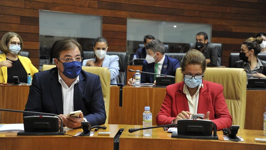 El presidente de la Junta y la consejera de Hacienda en el pleno de la Asamblea.