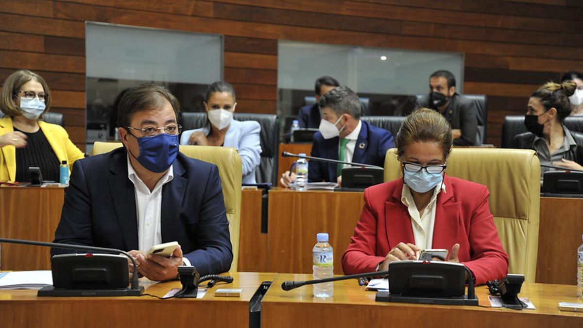 El presidente de la Junta y la consejera de Hacienda en el pleno de la Asamblea.