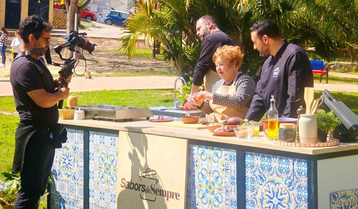 La presidenta de l’Associació de Dones de Callosa, en procés d’elaboració de les faves sacsades