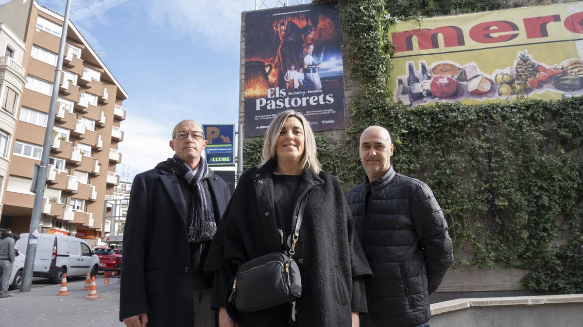 Pere Fons, Imma Torrecillas i Joan Locubiche, davant el cartell d&#039;Els Pastorets d&#039;enguany