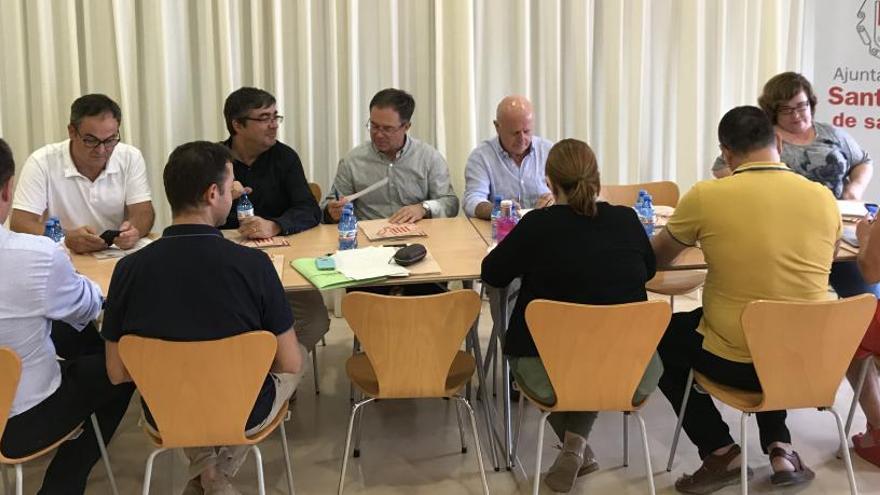 Los alcaldes de Sant Josep y Sant Antoni, en el centro, durante la reunión de esta mañana.