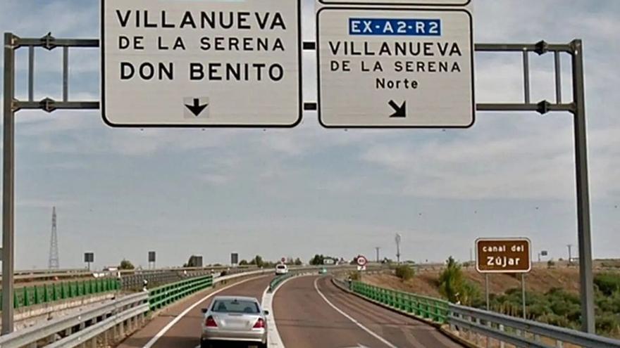 Señales en la entrada de Villanueva y Don Benito.