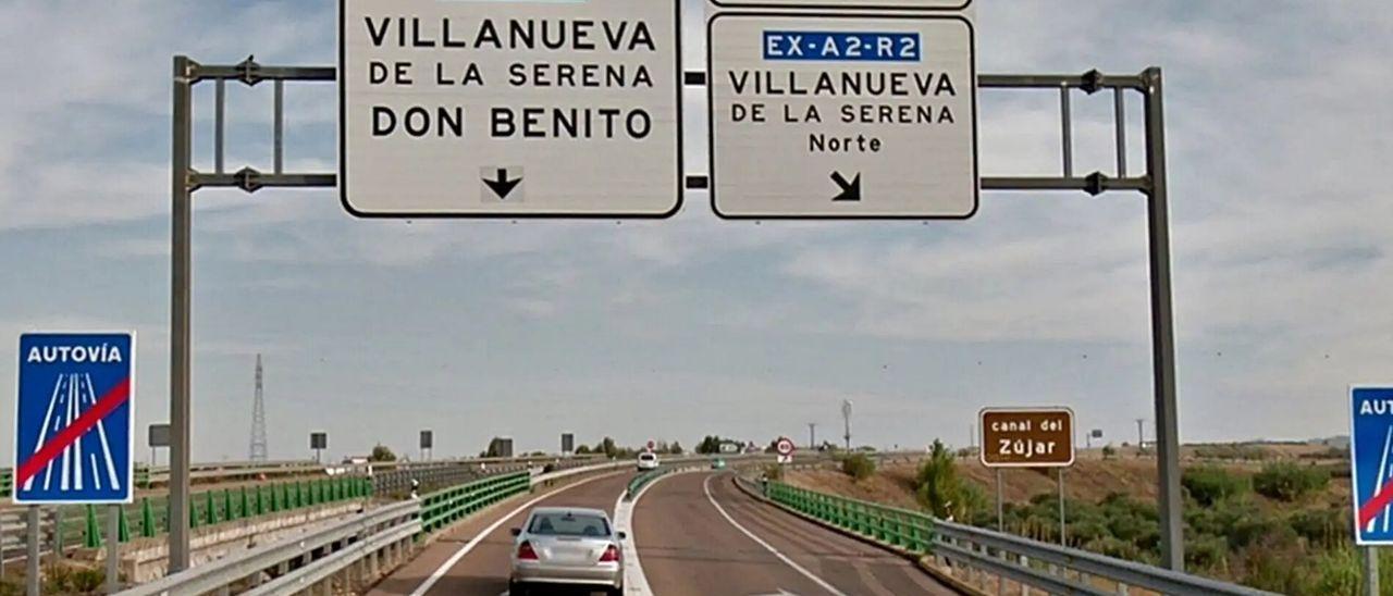 Señales en la entrada de Villanueva y Don Benito.