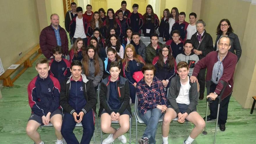 Los alumnos de Secundaria que participan en las jornadas &quot;Buscadores de tesoros&quot; del colegio San Rafael de Villaviciosa, junto a ponentes, organizadores y profesores.