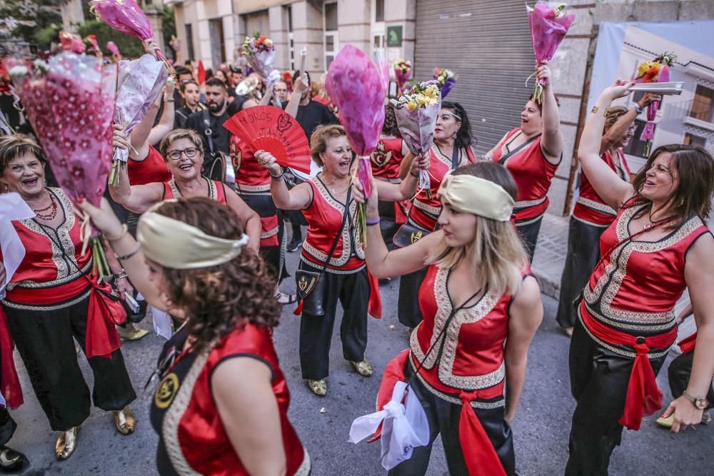 Desfile de abanderadas, ofrenda floral y procesión