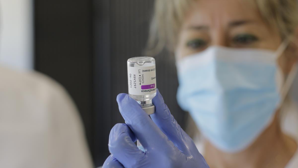 Una enfermera pone la vacuna de AstraZeneca.