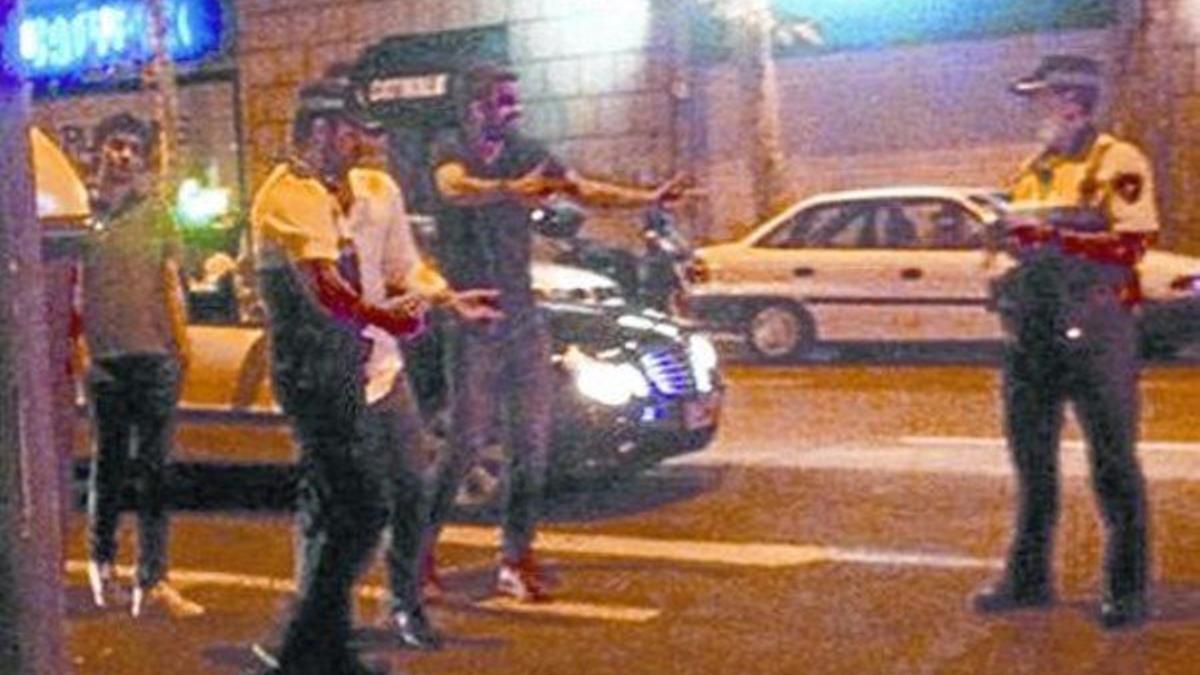 Tensión 8 Piqué discute con dos agentes de la Guardia Urbana de Barcelona, el pasado lunes.