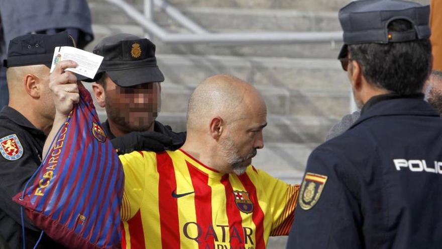 Un ciudadano es cacheado en el Wanda Metropolitano