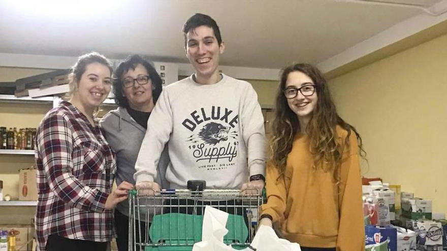 Voluntarios del servicio Mos Axuda, que comenzarán el reparto de alimentos la próxima semana. // D.P.