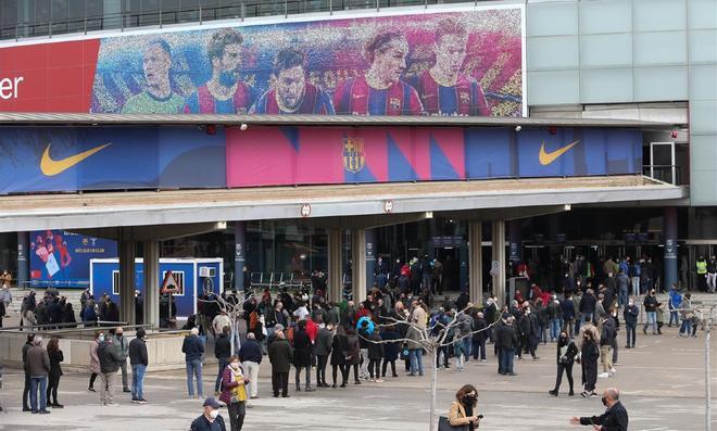 Exterior del Camp Nou durante la jornada electoral