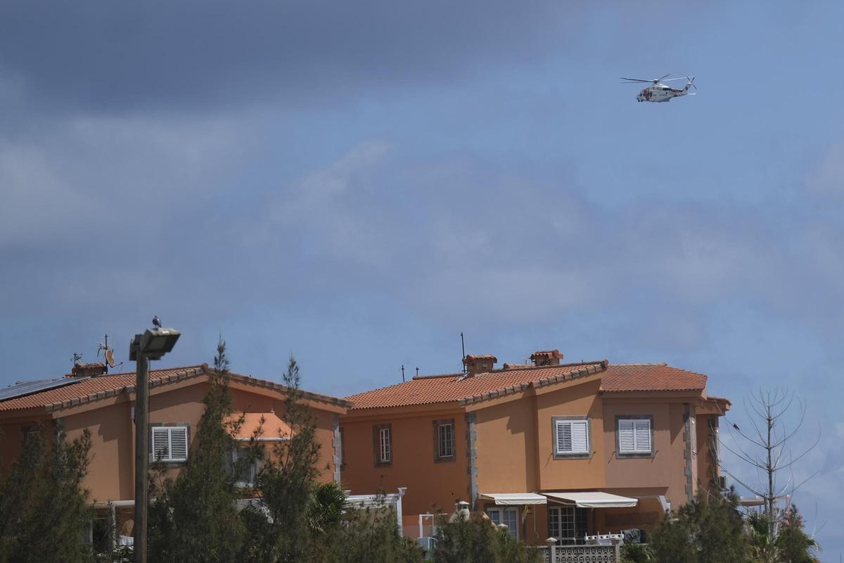 Un helicóptero de Salvamento Marítimo sobrevuela este jueves la zona de Hoya del Pozo, en el municipio de Telde.