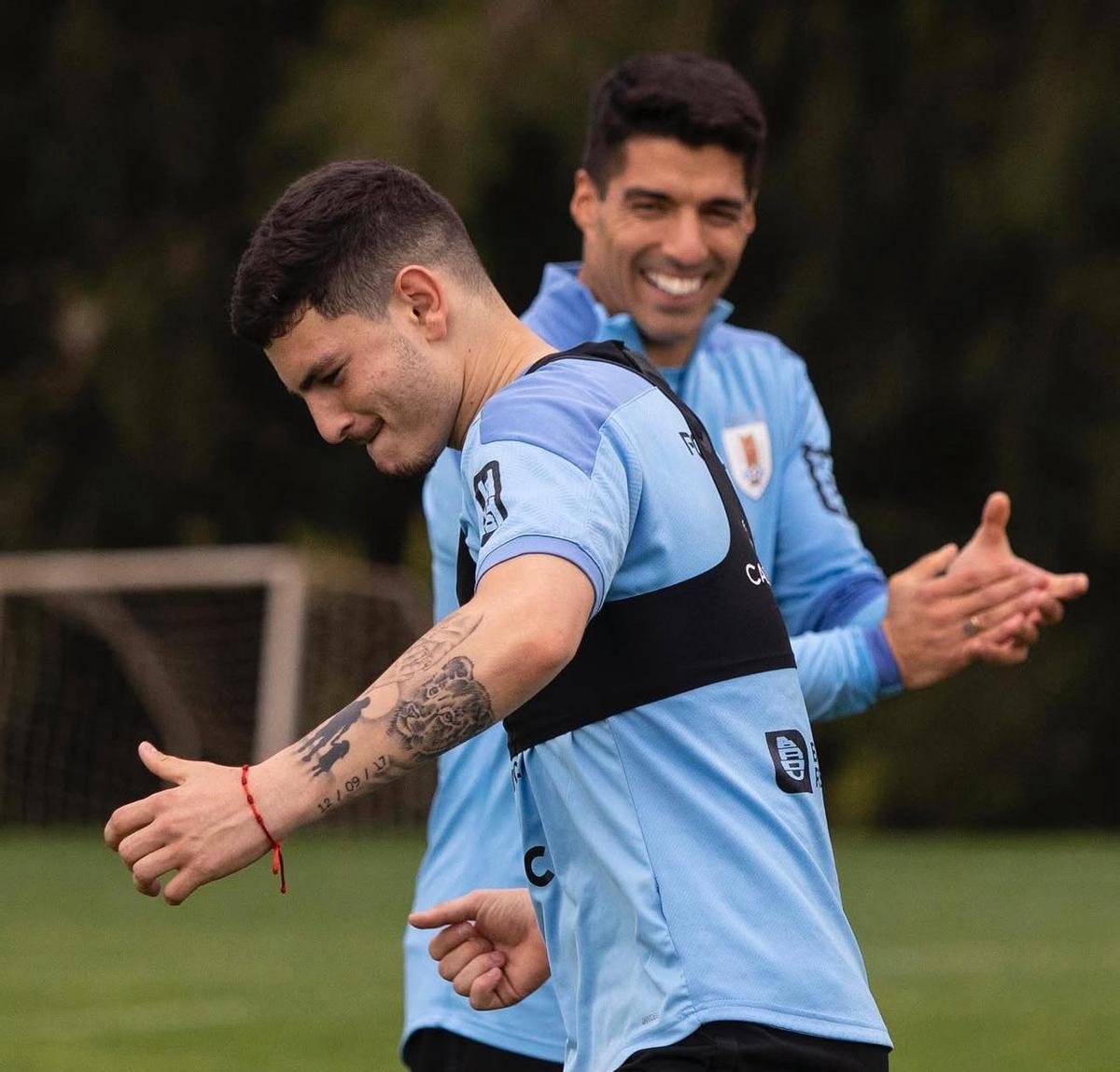Agustín Álvarez bromea junto a Luis Suárez durante una convocatoria de la selección de Uruguay.