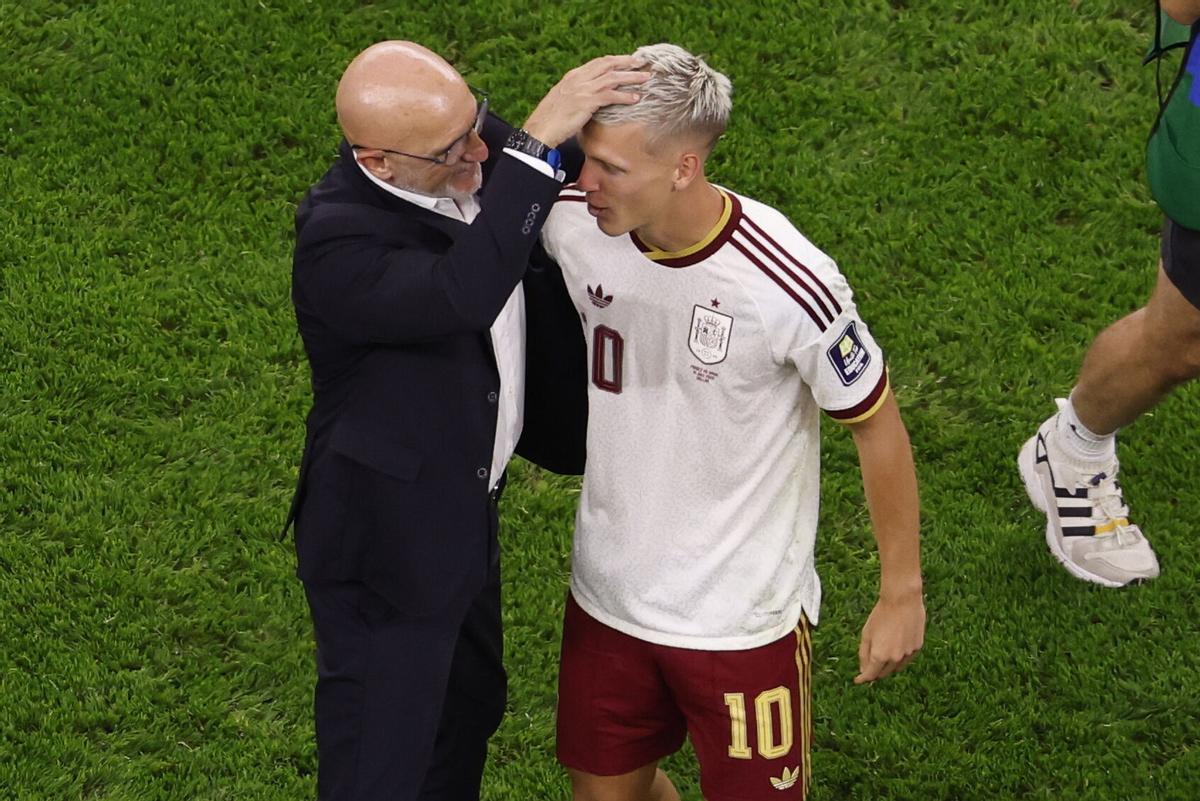 Dani Olmo recibe la felicitación de Luis de la Fuente