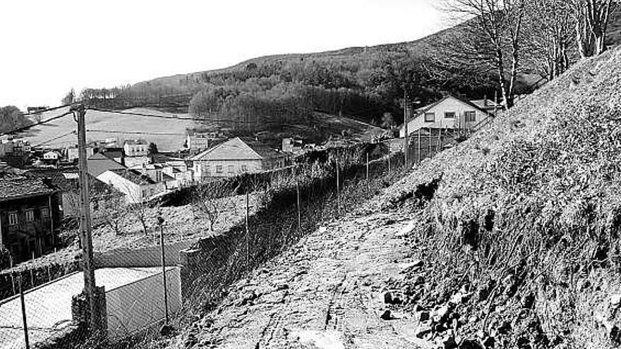 Movimientos de tierra en la zona donde se construirá la residencia para la tercera edad de Boal.