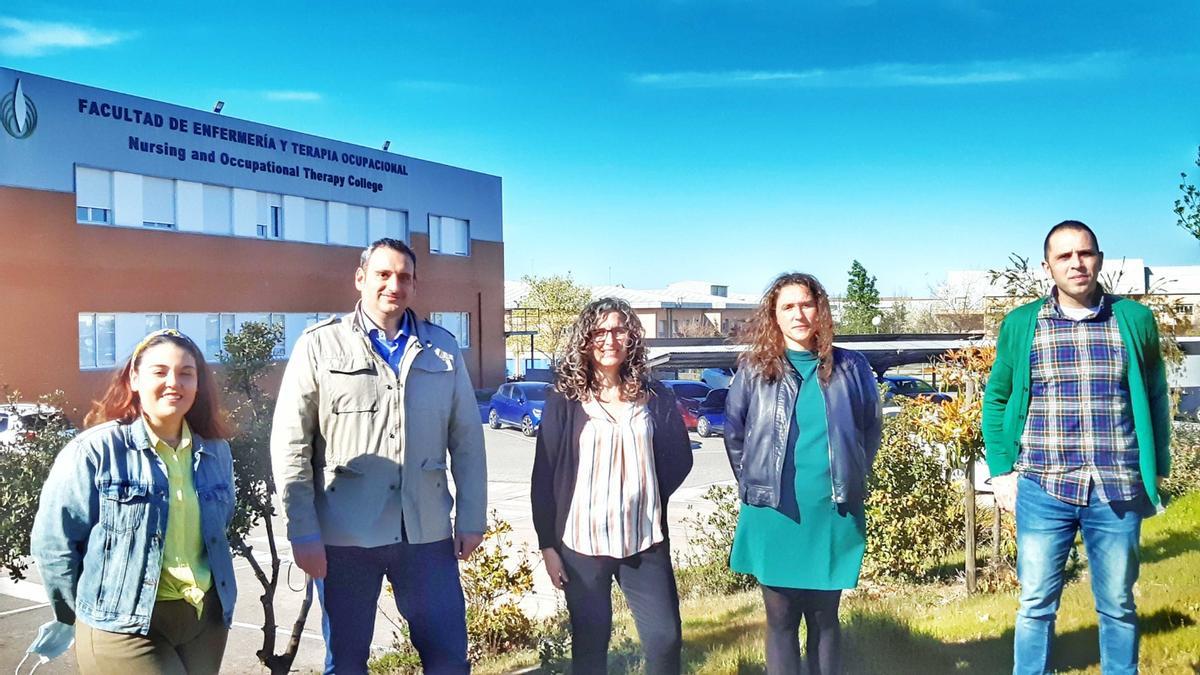 Cristina Franco, segunda por la derecha, junto a su equipo