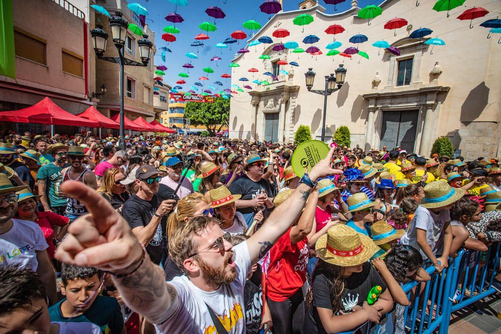 Los catralenses y muchos vecinos de la Vega Baja estallan en alegría y fiesta para iniciar las celebraciones de San Juan con el chupinazo