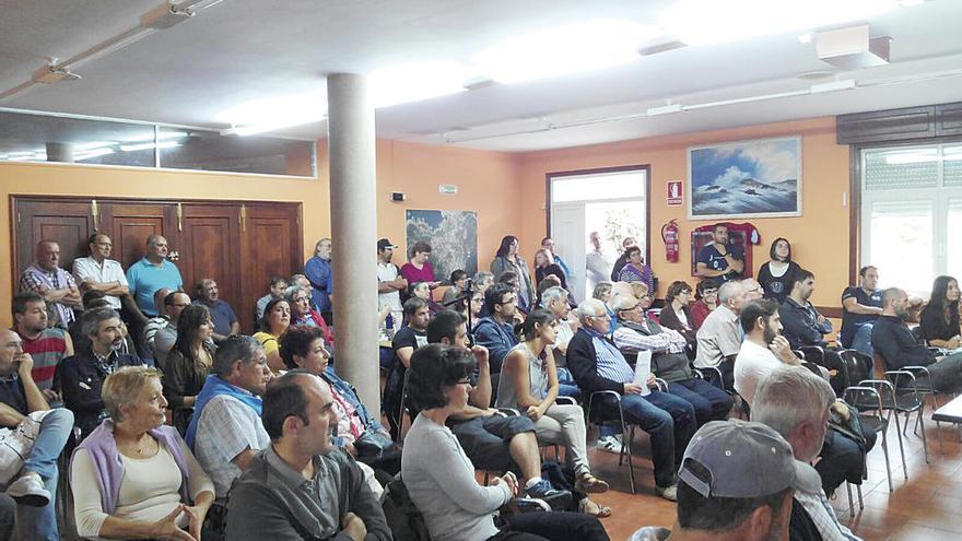 Un centenar de vecinos, ayer, en la asamblea informativa del BNG sobre el proyecto de As Costeiras.