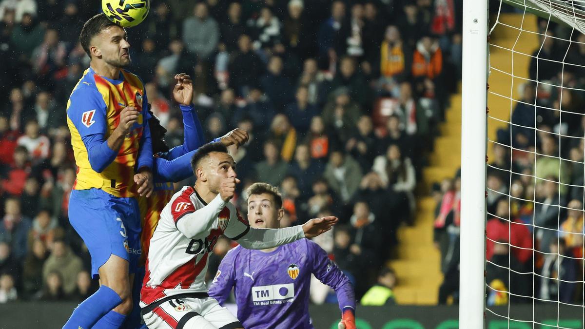 Copete despeja un balón peligroso