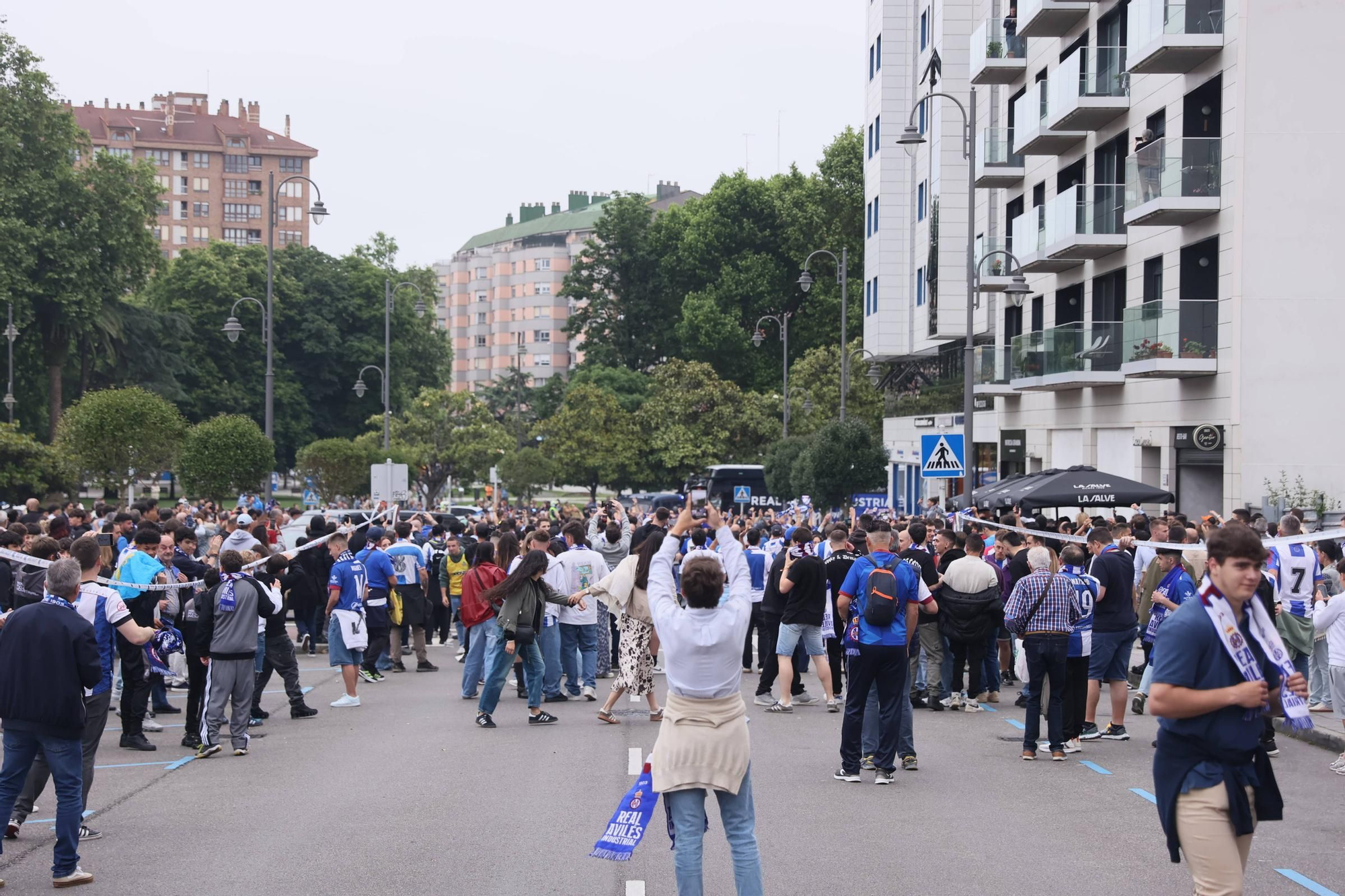 EN IMÁGENES: Avilés se tiñe de blanquiazul para la final por el ascenso ante el Rayo Majadahonda