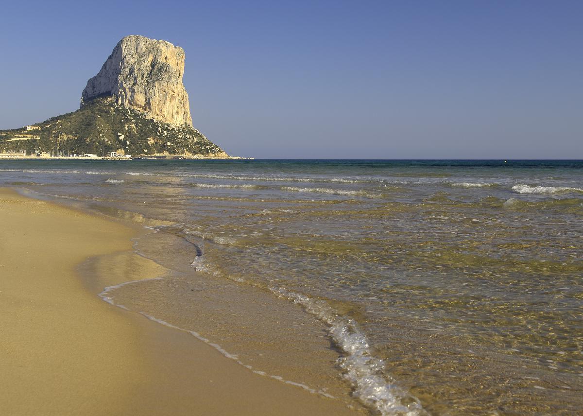 Calpe, joya de la Costa Blanca a menos de 2 horas, destaca por su icónico Peñón y sus playas cristalinas.