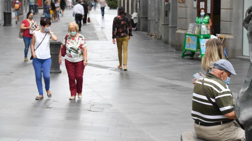 La mascarilla reina en la calle Triana