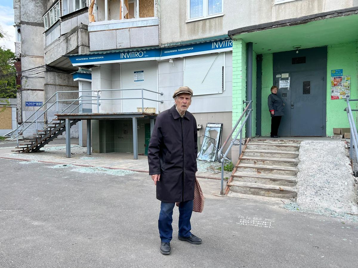 Zhenia, en una calle de Járkov, ciudad que se ha negado a abandonar pese a los ataques de las tropas rusas.