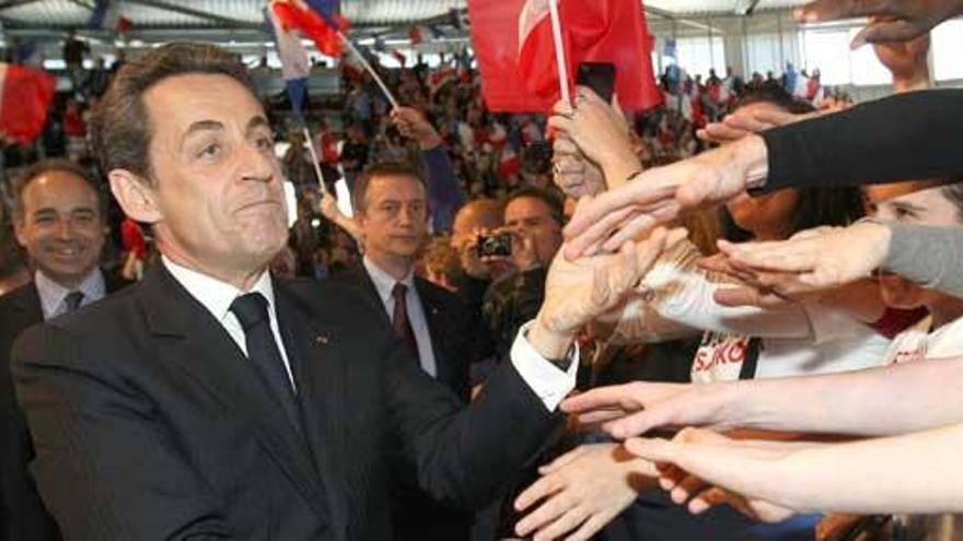 Sarkozy estrecha las manos de simpatizantes antes del mítin.
