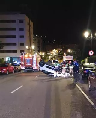 Una conductora vuelca su coche de madrugada en Oviedo: acabó siendo detenida tras dar positivo en la prueba de alcoholemia