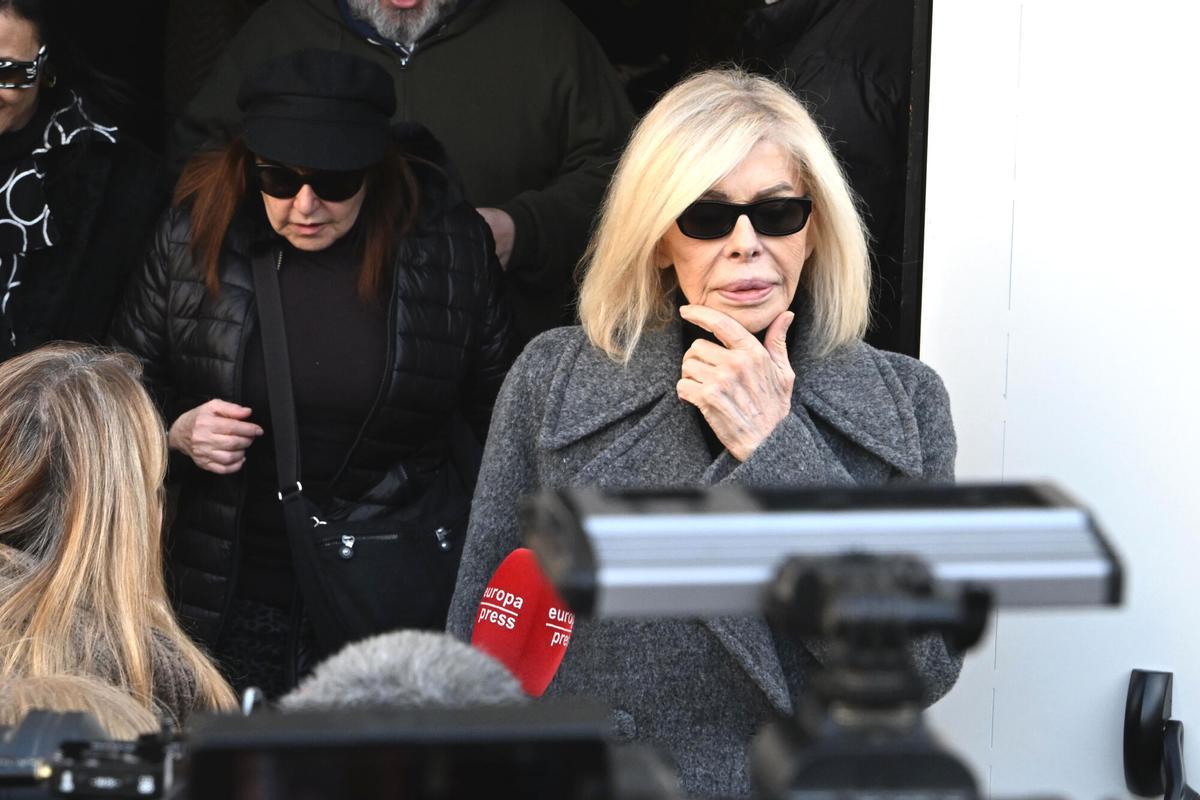 Loles León y Bibiana Fernández salen de la capilla ardiente de Marisa Paredes.