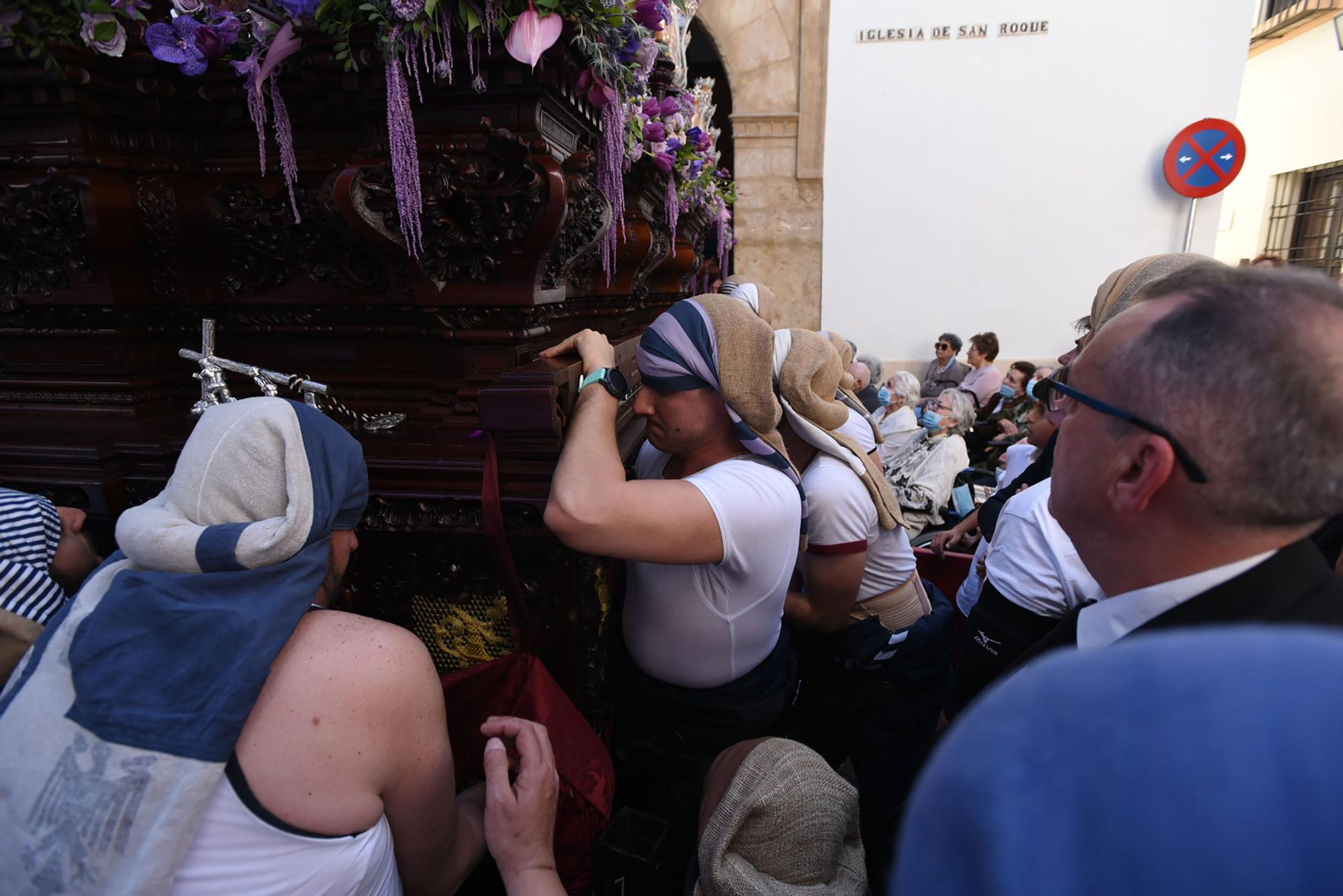 La hermandad del Perdón serpentea camino de la Catedral