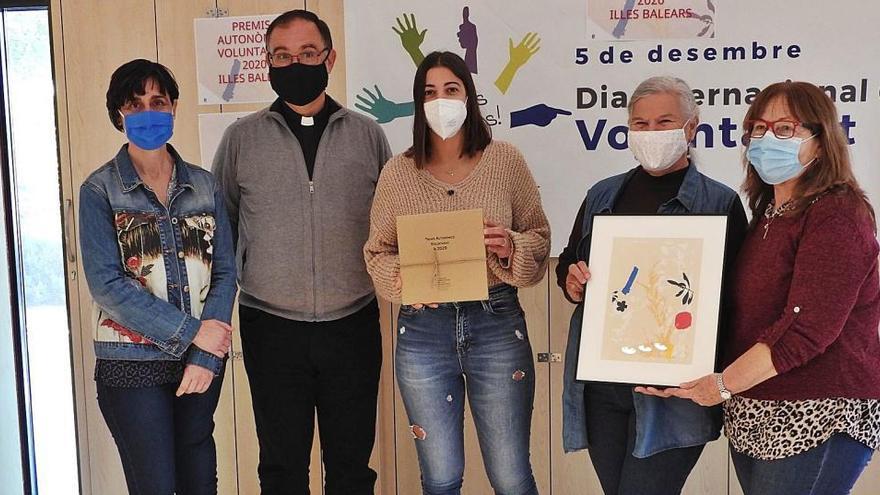 Los representantes de Formenterers Solidaris con el premio Savina al voluntariado otorgado por el Govern.