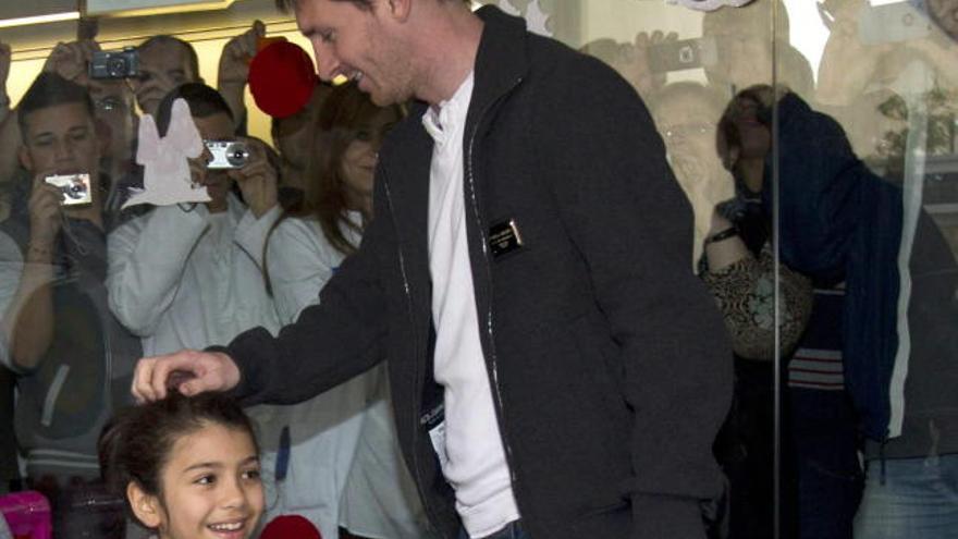 Messi saludando a los niños del Hospital del Mar.