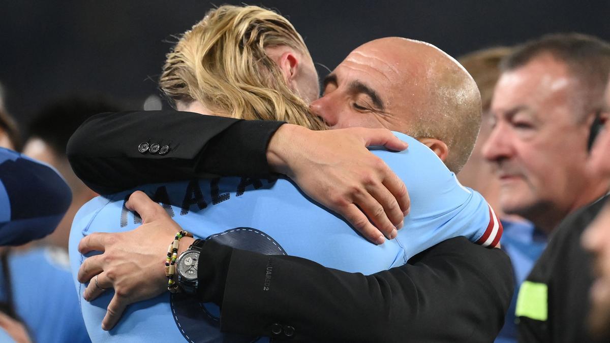 Erling Haaland y Pep Guardiola, tras la conquista de la Champions.