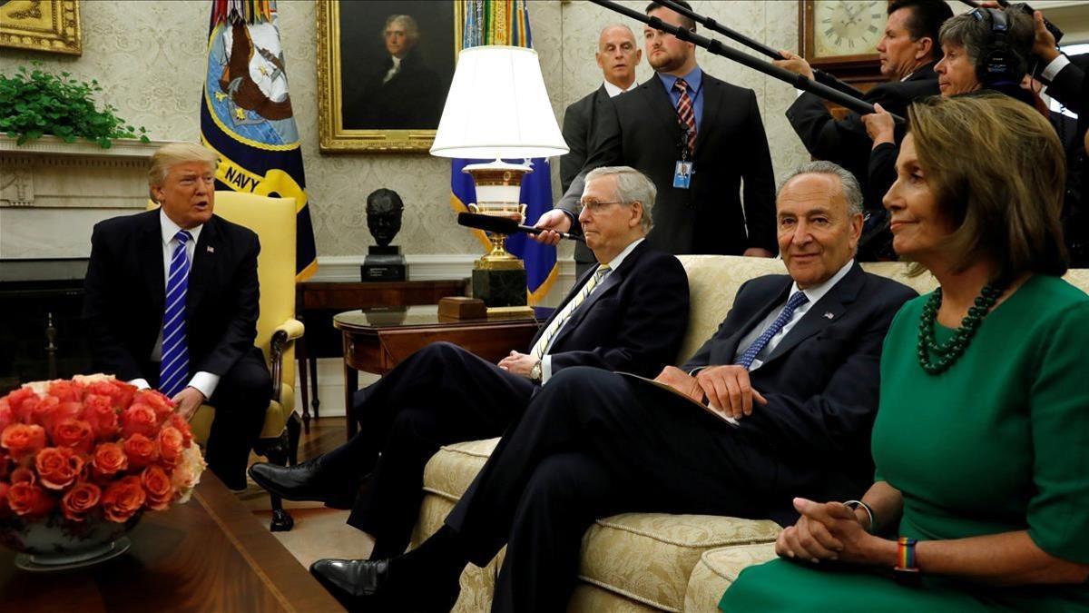 Trump (izq) y Pelosi (derecha), entre otros representantes del Congreso, en la Casa Blanca, el 6 de septiembre.