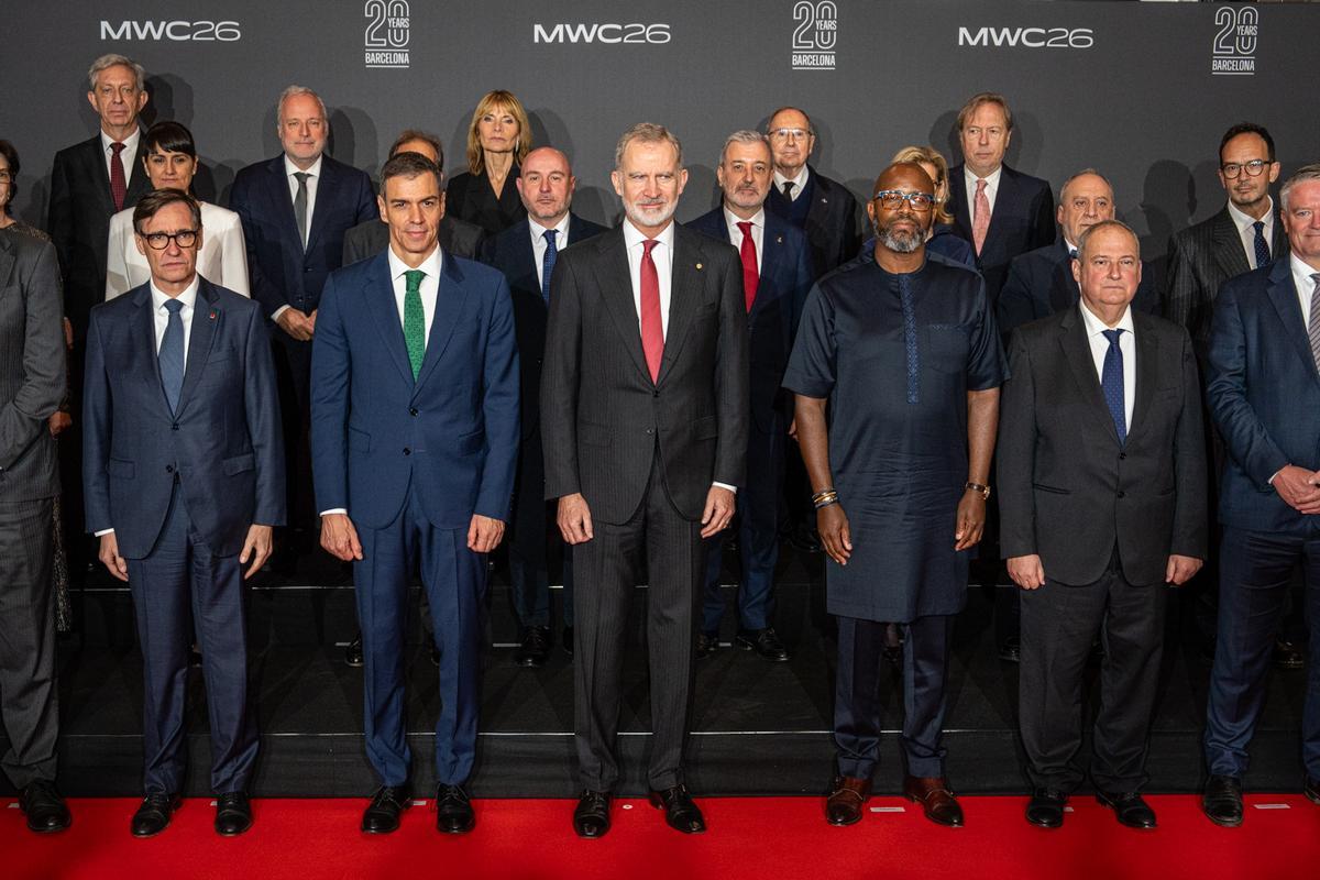 El Rey Felipe VI junto al resto de autoridades en el Mobile World Congress.