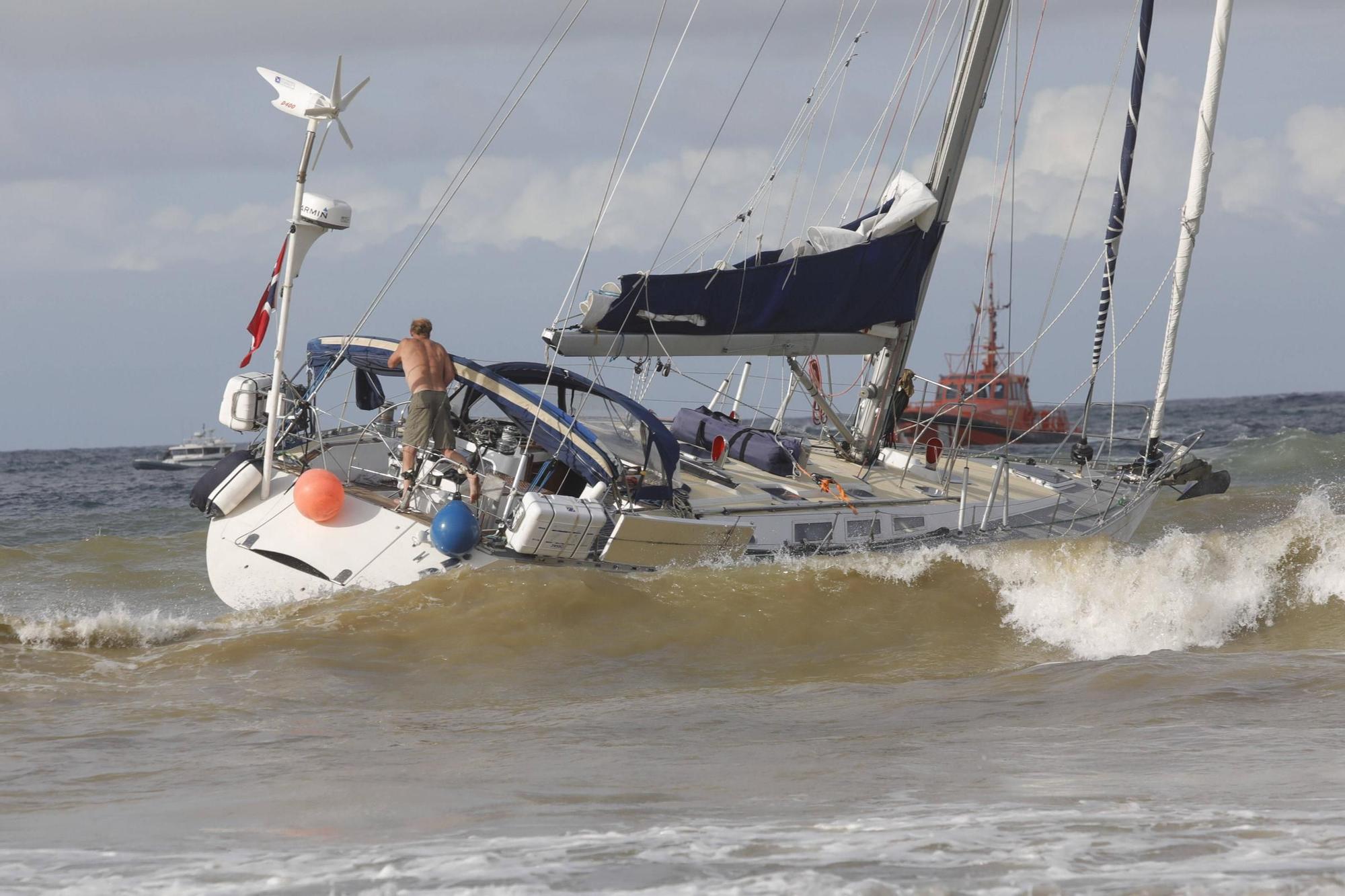 EN IMÁGENES: El operativo para sacar de Bañugues el velero noruego varado en la playa