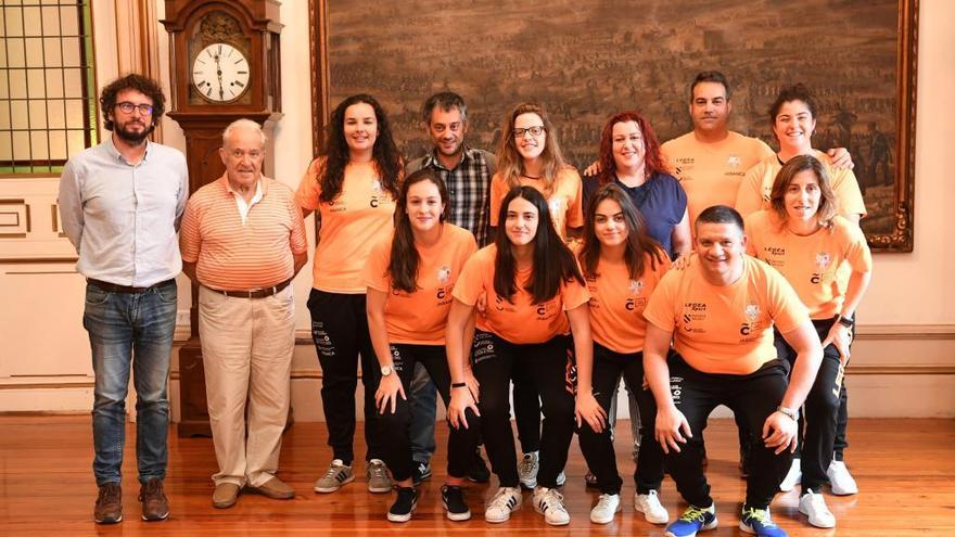 Las jugadoras del Viaxes Amarelle, recibidas en el Ayuntamiento.