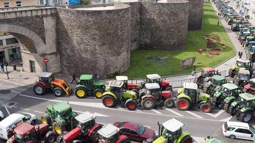 Tractores este viernes en la Muralla de Lugo // EFE