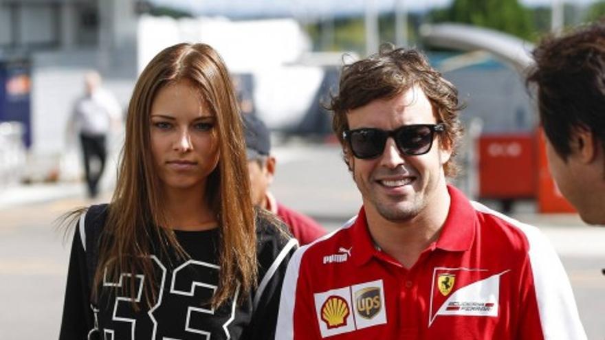 Alonso, acompañado por su novia en Japón