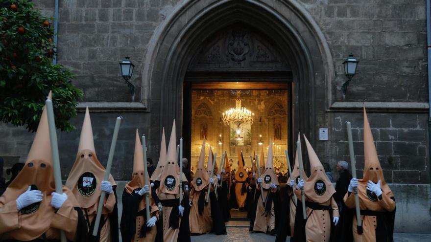 El centro de Palma vive con fervor la multitudinaria procesión del Crist de la Sang