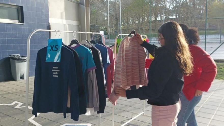 Estudantes de Boiro celebraron un mercado de prendas de segunda man